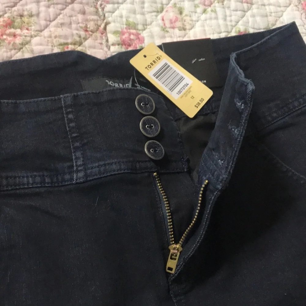 Torrid High-waisted Triple button Jean Shorts - Picture 6 of 13